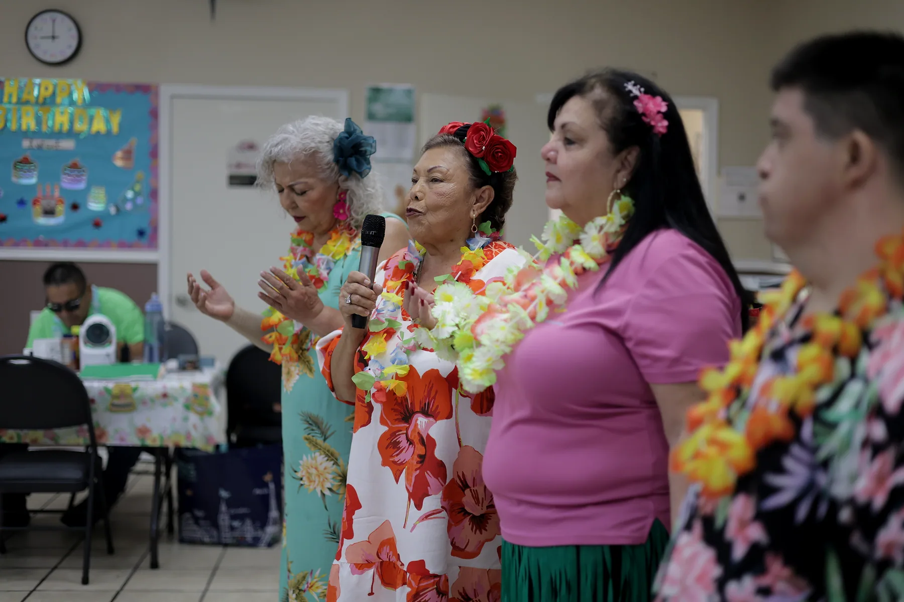 Participants singing together during a live music afternoon