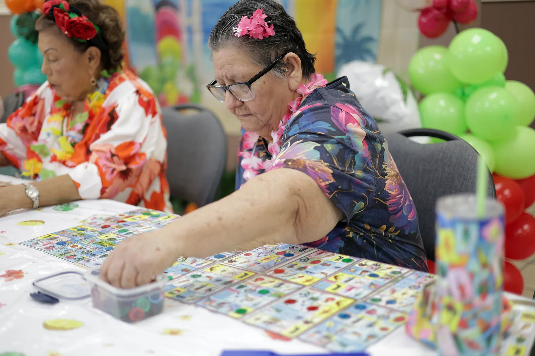 A participant marking her boards during a lotería game
